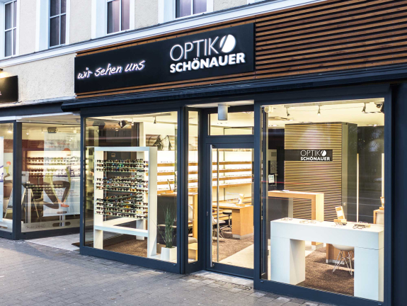 Aufnahme des Optikers Sch&ouml;nauer (ehemals Optik Reichhart) in Ingolstat. Au&szlig;enaufnahme. Spezilaist f&uuml;r Brillen und Gleitsichtbrillen. Perfekt f&uuml;r Linsen und Gleitsichtkontaktlinsen. In wenigen Minuten erreichbar aus Zuchering, Manching und Reichertshofen. Inhaber Uli Sch&ouml;nauer. Optometrist und Meister.