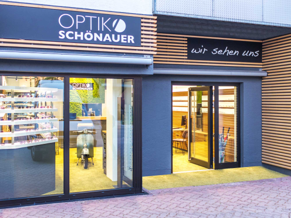 1a Augenoptiker Optik Sch&ouml;nauer in der Lena-Christ-Stra&szlig;e 2a im Norden von Ingolstadt, Spezialist f&uuml;r Sehtest und Gleitsichtbrillen, gro&szlig;e Auswahl an Brillemodellen verschiedener Designer. Der Beste Optiker und Optometrist.
