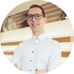 Uli Sch&ouml;nauer Optikermeister und Master Professional, Spezialist f&uuml;r Gleitsichtbrillen, Kontaktlinsen und Sehtest in Ingolstadt. Inhaber der Optik Sch&ouml;nauer Filialen im Norden in der Lena-Christ-Str. 2a beim Schuh M&uuml;cke 85055 Ingolstadt und im S&uuml;den in der M&uuml;nchener Str. 93, 85051 Ingolstadt h&ouml;he Hauptbahnhof.